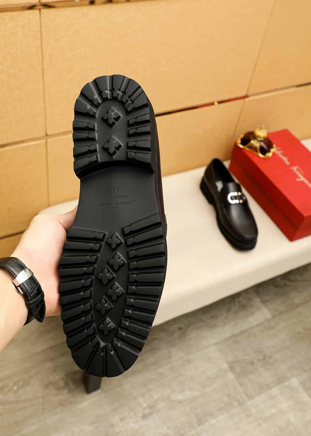 Men's shoes 💰560 💐 Product trademark: Ferragamo "Ferragamo" casual leather shoes Regular size: 38-44 (45.46🉑️customized) Product materials: Selected imported first-layer calfskin upper + original hardware buckle, imported water-dyed cowhide leather lining. Strong three-dimensional visual effect, original outsole color: 1⃣️color optional